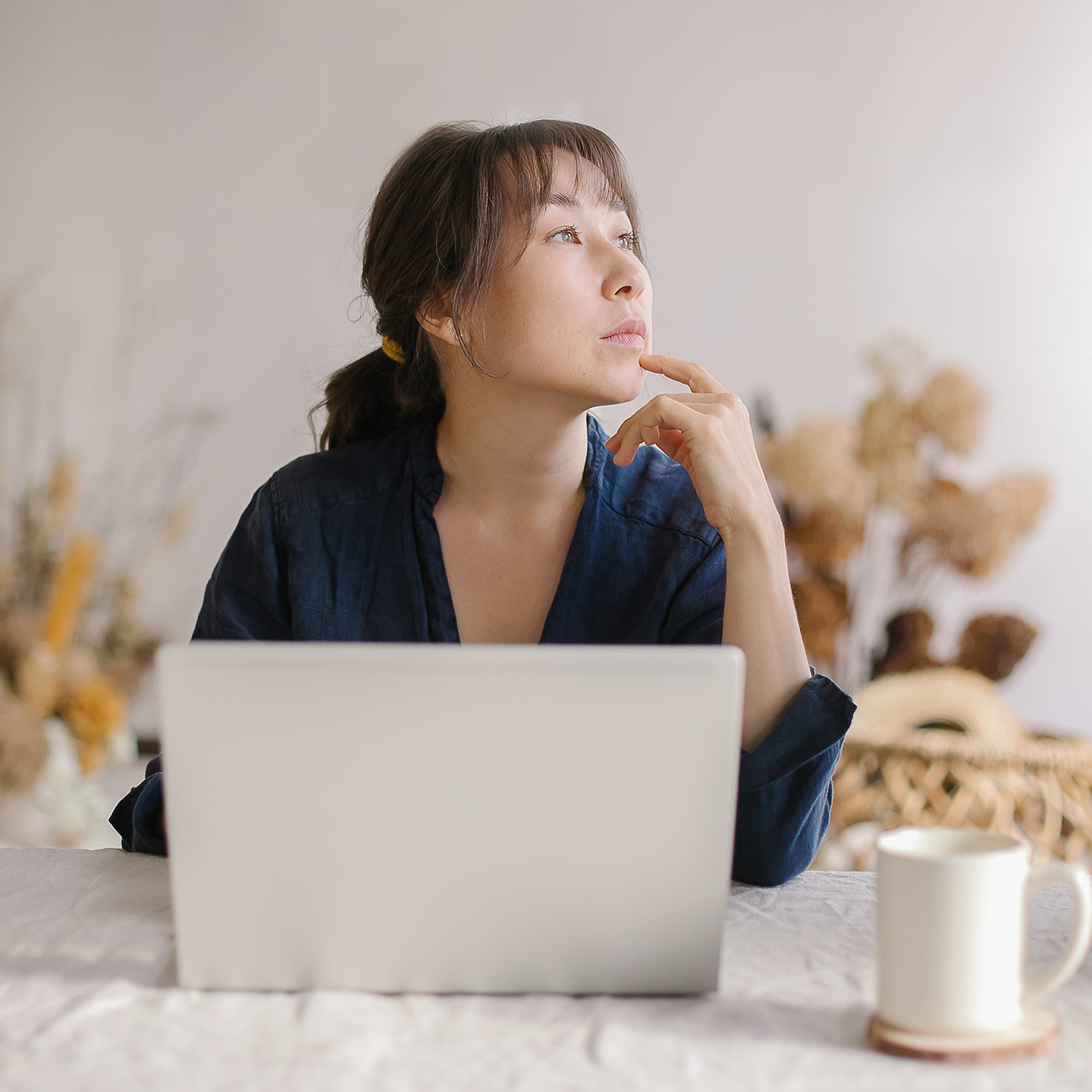 donna asiatica che guarda obliquamente pensierosa