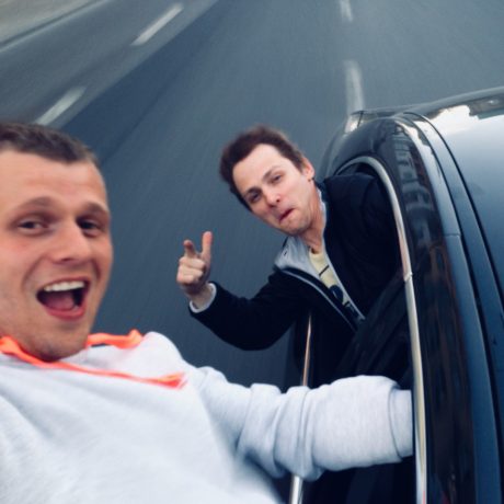 ragazzo con il corpo fuori di auto a velocità
